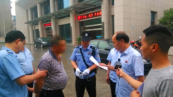 猇亭法院执行干警对被执行人采取强制措施_副本.jpg