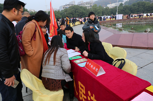 法官为市民解答疑问_副本.jpg