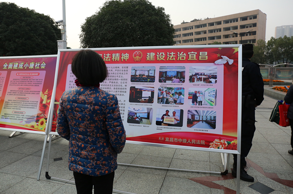 市民驻足观看宜昌中院展板_副本.jpg