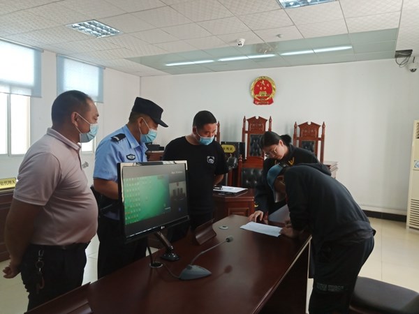 配图情法相融，法官与村干部共同化解家事矛盾_副本.jpg